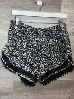 Athleta Mesh Racer Run Short 4" - Black & White Abstract Print - Medium